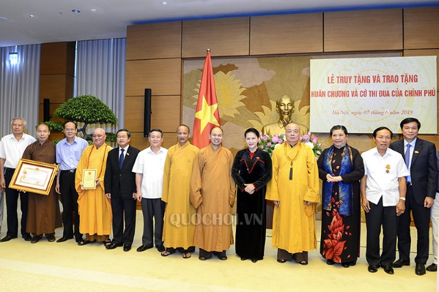 CHỦ TỊCH QUỐC HỘI DỰ LỄ TRAO TẶNG HUÂN CHƯƠNG NHÀ NƯỚC CHO NGUYÊN LÃNH ĐẠO QUỐC HỘI